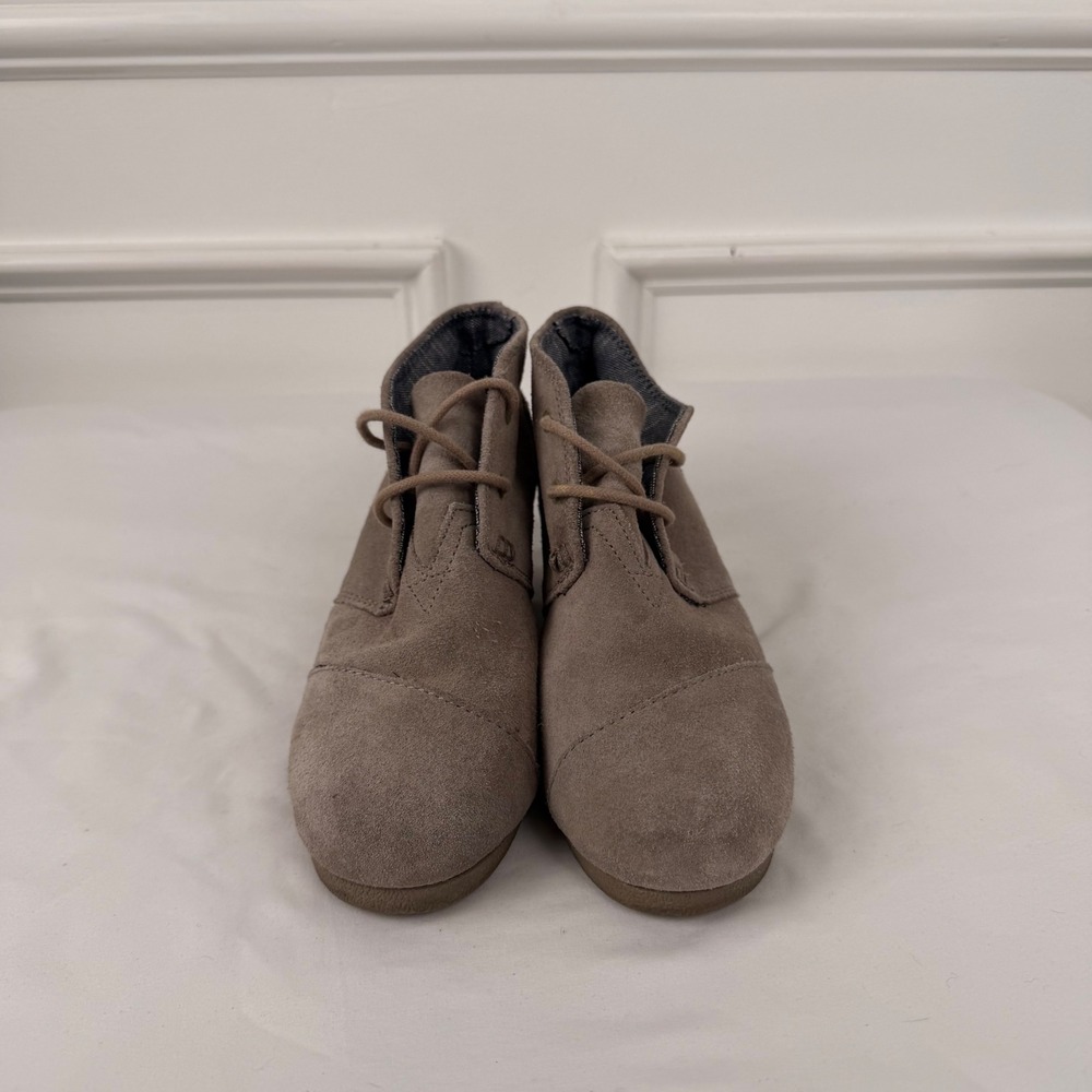 TOMS Kids Desert Wedge Taupe Suede Lace Up Ankle Boots Size Y1